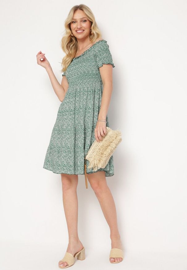 Born2be - Zielona Bawełniana Sukienka Typu Hiszpanka z Górą Marszczoną Gumkami z Falbanką Herira. Okazja: na spacer, na co dzień. Typ kołnierza: dekolt hiszpanka. Kolor: zielony. Materiał: bawełna. Długość rękawa: krótki rękaw. Typ sukienki: dopasowane, proste. Styl: casual, klasyczny