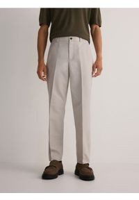 Reserved - Spodnie chino regular fit - beżowy. Kolor: beżowy. Materiał: tkanina, bawełna