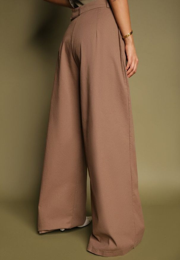Renee - Jasnobrązowe Szerokie Spodnie High Waist z Bawełny z Dołączonym Ozdobnym Łańcuszkiem Romira. Stan: podwyższony. Kolor: brązowy. Materiał: bawełna. Styl: elegancki
