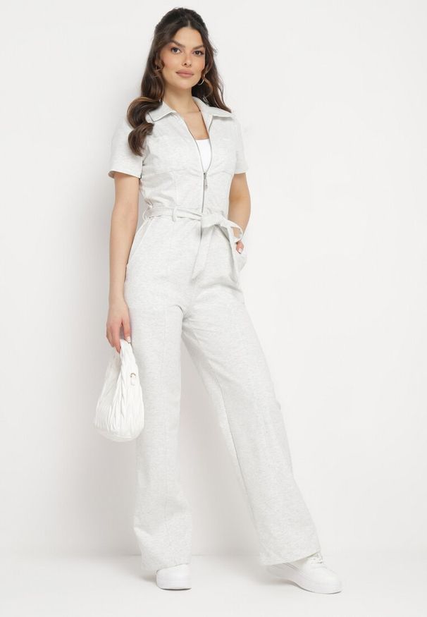 Born2be - Jasnoszary Bawełniany Kombinezon z Prostymi Nogawkami z Zamkiem i Paskiem w Talii Olroura. Kolekcja: dla wysokich. Kolor: szary. Materiał: bawełna. Długość rękawa: krótki rękaw. Długość: krótkie