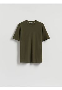 Reserved - Gładki t-shirt comfort fit - oliwkowy. Kolor: oliwkowy. Materiał: bawełna, dzianina. Wzór: gładki