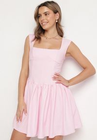 Born2be - Różowa Rozkloszowana Sukienka Ozdobiona Kwadratowym Dekoltem Halelira. Okazja: na co dzień. Typ kołnierza: dekolt kwadratowy. Kolor: różowy. Wzór: aplikacja. Typ sukienki: rozkloszowane, proste. Styl: klasyczny, casual, elegancki #4