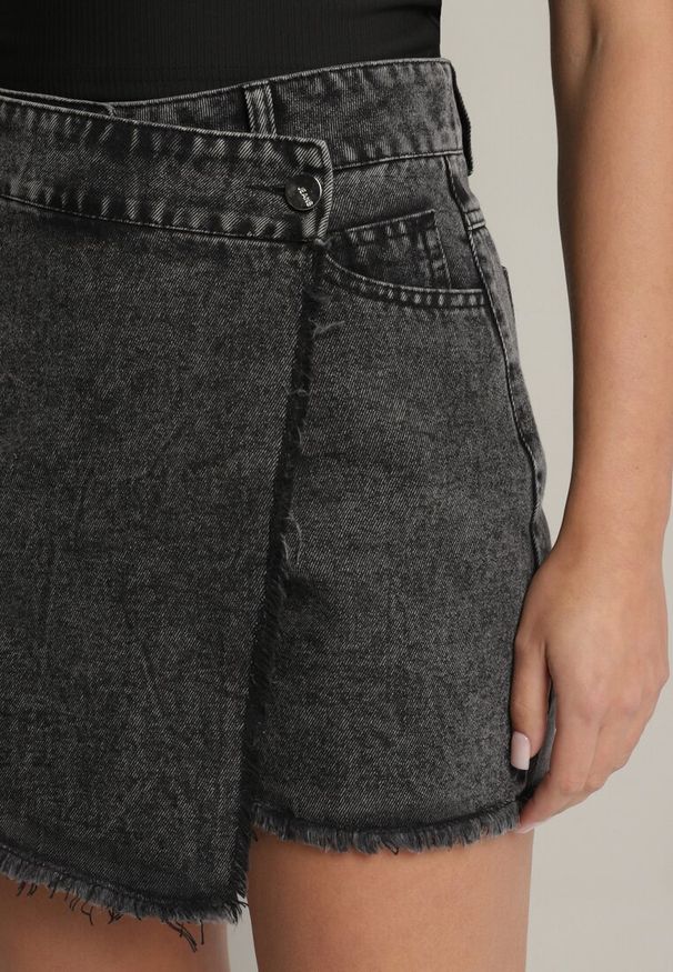 Born2be - Czarne Jeansowe Spódnico-Spodenki Jeansowe z Bawełny z Wysokim Stanem Neliatha. Okazja: na co dzień. Stan: podwyższony. Kolor: czarny. Materiał: jeans, bawełna. Długość: krótkie. Styl: casual, elegancki, wizytowy