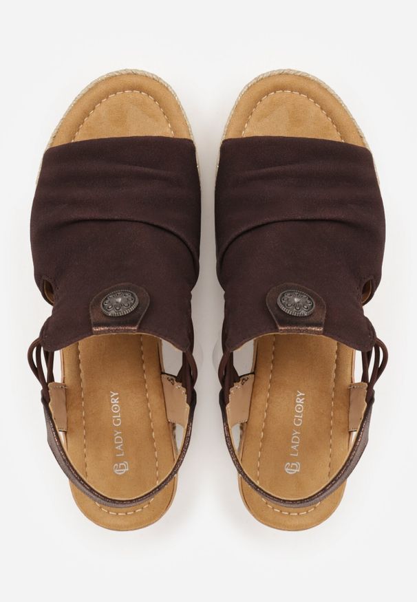 Born2be - Brązowe Sandały na Koturnie z Marszczoną Cholewką i Metaliczną Aplikacją Teodlar. Zapięcie: bez zapięcia. Kolor: brązowy. Materiał: jeans, len. Wzór: aplikacja. Sezon: lato. Obcas: na koturnie. Styl: boho. Wysokość obcasa: średni