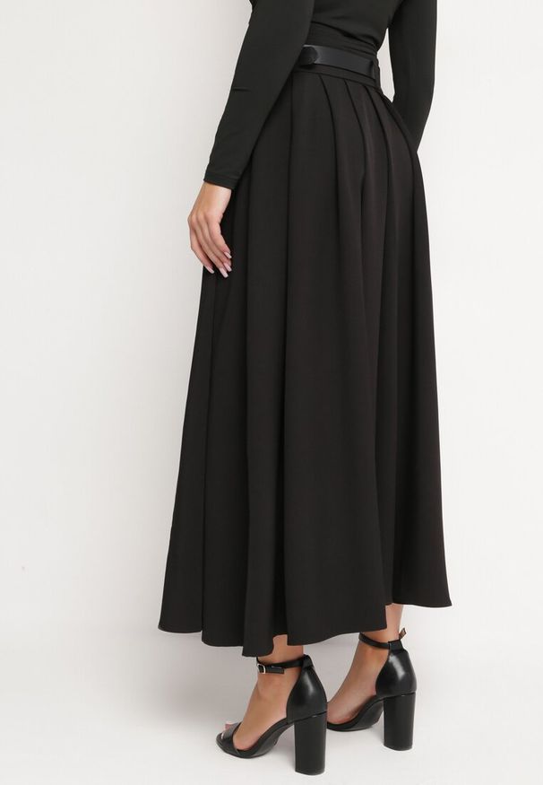 Born2be - Czarna Spódnica o Rozkloszowanym Plisowanym Fasonie z Paskiem z Klamrą Aferna. Kolor: czarny. Styl: elegancki