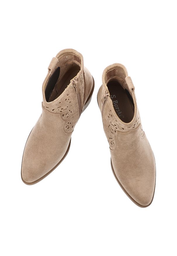 Botki damskie S.Barski,cholewka z materiału ażurowe wycięcia na bokach zamek po wewnętrznej stronie smukły fason wyprofilowany obcas stabilna bryła d. Okazja: na co dzień. Zapięcie: zamek. Kolor: beżowy. Szerokość cholewki: normalna. Wzór: ażurowy. Materiał: materiał. Obcas: na obcasie. Styl: casual, elegancki. Wysokość obcasa: średni