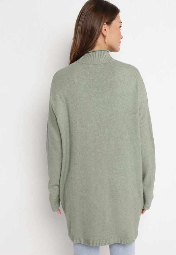 Born2be - Jasnozielony Oversizowy Sweter Golf z Wiskozą i Ozdobnym Splotem z Przodu Goyanes. Typ kołnierza: golf. Kolor: zielony. Materiał: wiskoza. Wzór: ze splotem. Sezon: zima