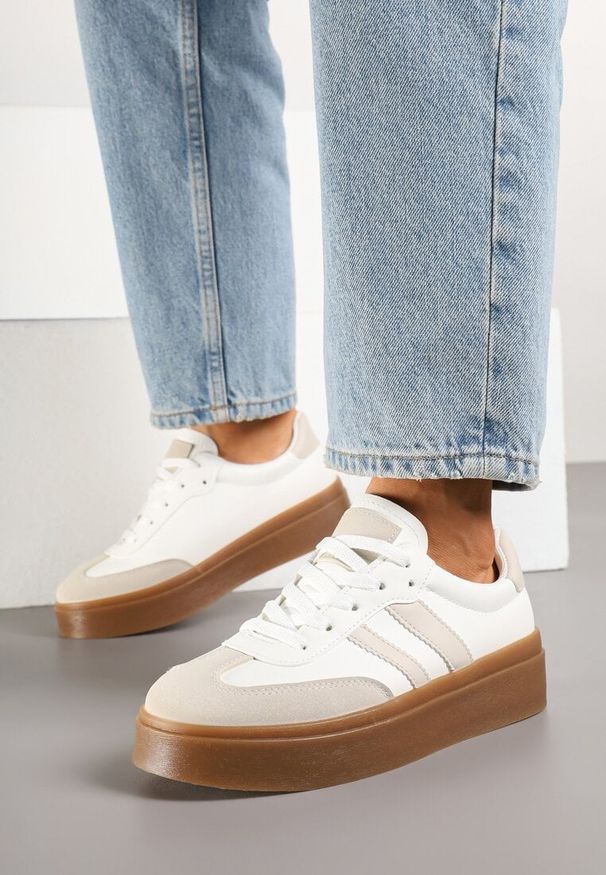 Renee - Biało-Beżowe Klasyczne Sneakersy Tenisówki na Niskiej Platformie Denirla. Okazja: na co dzień. Kolor: biały. Materiał: jeans. Obcas: na platformie