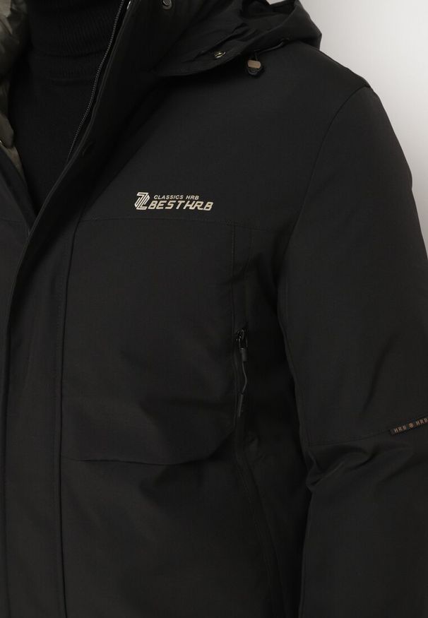 Born2be - Czarna Kurtka z Odpinanym Kapturem Rzepami przy Rękawach i Kieszeniami na Suwak Tinarite. Okazja: na co dzień. Kolor: czarny. Materiał: jeans. Styl: elegancki, casual