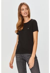 Calvin Klein - T-shirt. Okazja: na co dzień. Kolor: czarny. Materiał: bawełna, dzianina. Wzór: gładki, aplikacja. Styl: casual #1