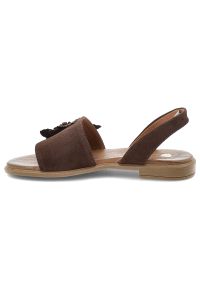 Sandały damskie Armodo, cholewka ze skóry naturalnej zamszowej odkryta konstrukcja z szerokim pasem ozdobnym motywem kwiatowym stabilna niska podeszw. Okazja: na co dzień. Zapięcie: pasek. Kolor: brązowy. Wzór: kwiaty. Materiał: zamsz, skóra. Sezon: lato. Obcas: na obcasie. Styl: casual, elegancki. Wysokość obcasa: niski #3