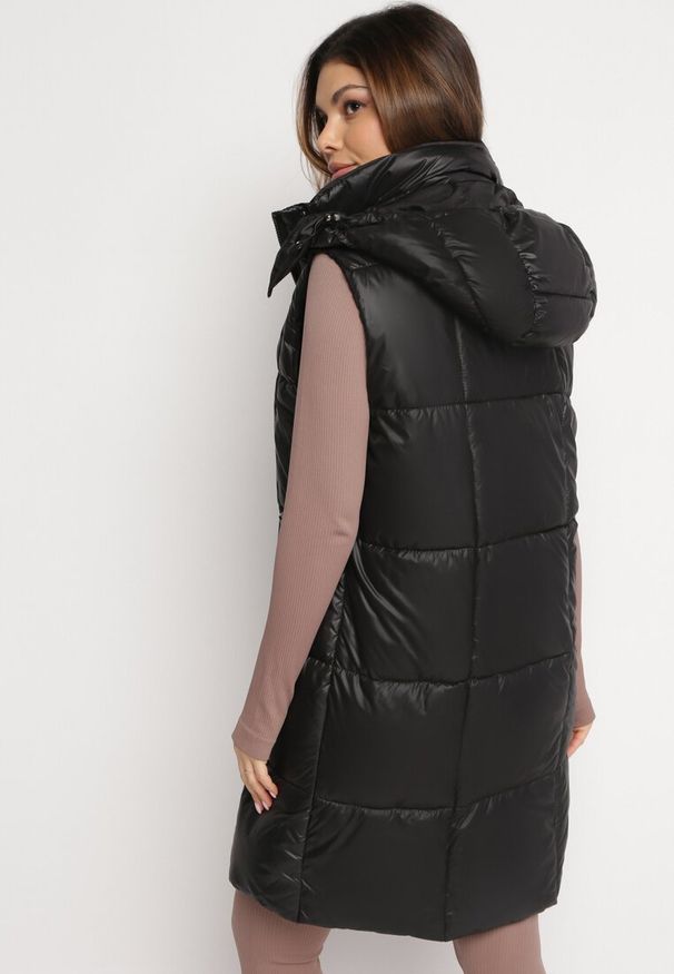 Born2be - Czarna Kamizelka o Długim Pikowanym Fasonie z Odpinanym Kapturem Glonte. Okazja: na co dzień. Kolor: czarny. Materiał: tkanina, materiał. Długość: długie. Styl: casual, klasyczny