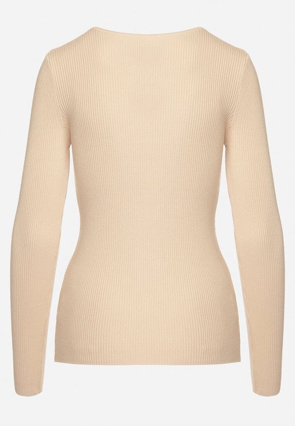 Born2be - Jasnobeżowy Sweter Ozdobiony Metalowymi Napami Corettina. Okazja: na co dzień. Kolor: beżowy. Materiał: jeans. Wzór: aplikacja. Styl: wizytowy, casual