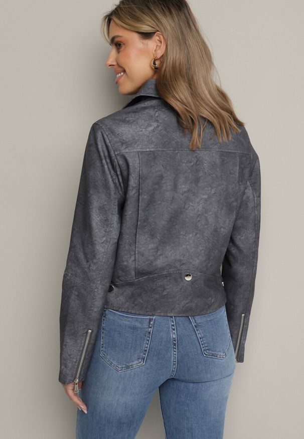 Born2be - Szara Kurtka Ramoneska z Kieszeniami i Paskiem z Klamrą Polvila. Okazja: na co dzień. Kolor: szary. Materiał: jeans. Długość rękawa: długi rękaw. Długość: długie. Styl: rockowy, elegancki, klasyczny, casual