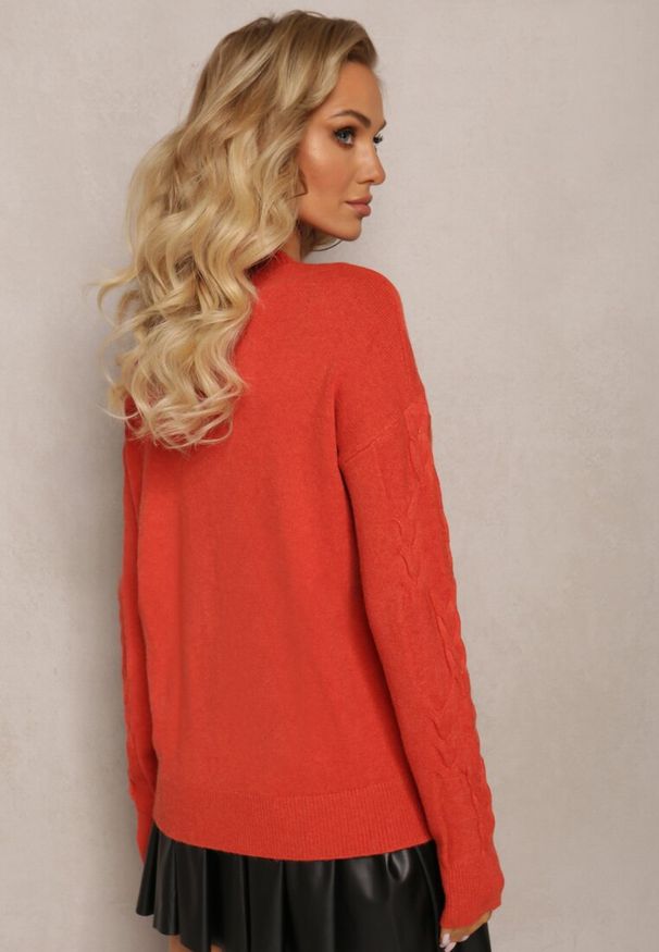 Renee - Pomarańczowy Warkoczowy Sweter z Długim Rękawem i Ściągaczami Kaviss. Kolor: pomarańczowy. Materiał: dzianina. Długość rękawa: długi rękaw. Długość: długie. Wzór: ze splotem. Styl: klasyczny