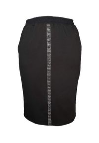 Moda Size Plus Iwanek - Czarna dresowa spódnica Bea na gumce OSTATNIE SZTUKI PLUS SIZE XXL. Kolekcja: plus size. Kolor: czarny. Materiał: dresówka. Długość: do kolan. Wzór: aplikacja. Styl: elegancki #1