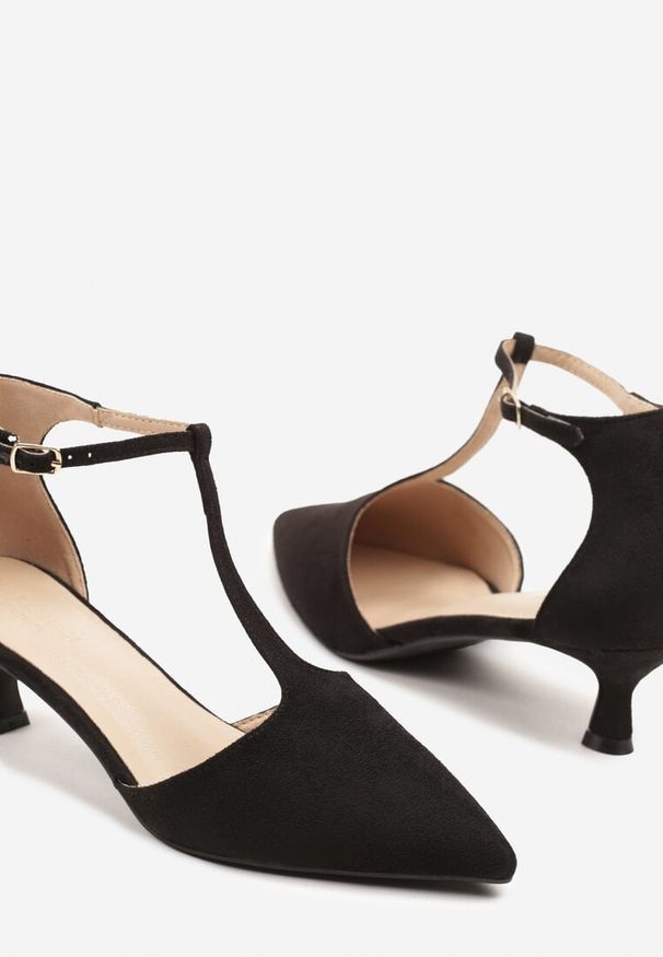 Renee - Czarne Czółenka na Kaczuszce ze Szpiczastym Noskiem i Ozdobnymi Paskami Liliora. Okazja: do pracy, na spotkanie biznesowe. Nosek buta: szpiczasty. Zapięcie: pasek. Kolor: czarny. Wzór: paski. Obcas: na szpilce. Styl: biznesowy, elegancki