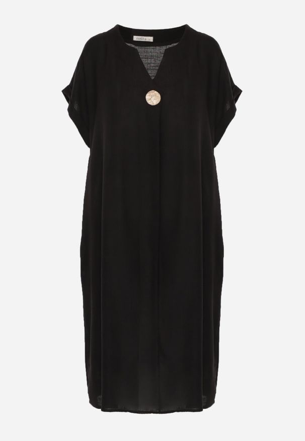 Renee - Czarna Sukienka o Pudełkowym Kroju z Lnem i Wiskozą Zdobiona Guzikiem Mezynore. Kolekcja: plus size. Kolor: czarny. Materiał: wiskoza, len. Wzór: aplikacja. Typ sukienki: dla puszystych. Styl: boho, wakacyjny