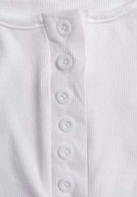 Renee - Biały Bawełniany Tank Top w Prążki z Ozdobnymi Guziczkami Bernissa. Okazja: na co dzień, na imprezę. Kolor: biały. Materiał: bawełna. Wzór: prążki. Styl: casual #5