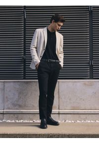 Reserved - Jeansy chino slim fit - czarny. Kolor: czarny