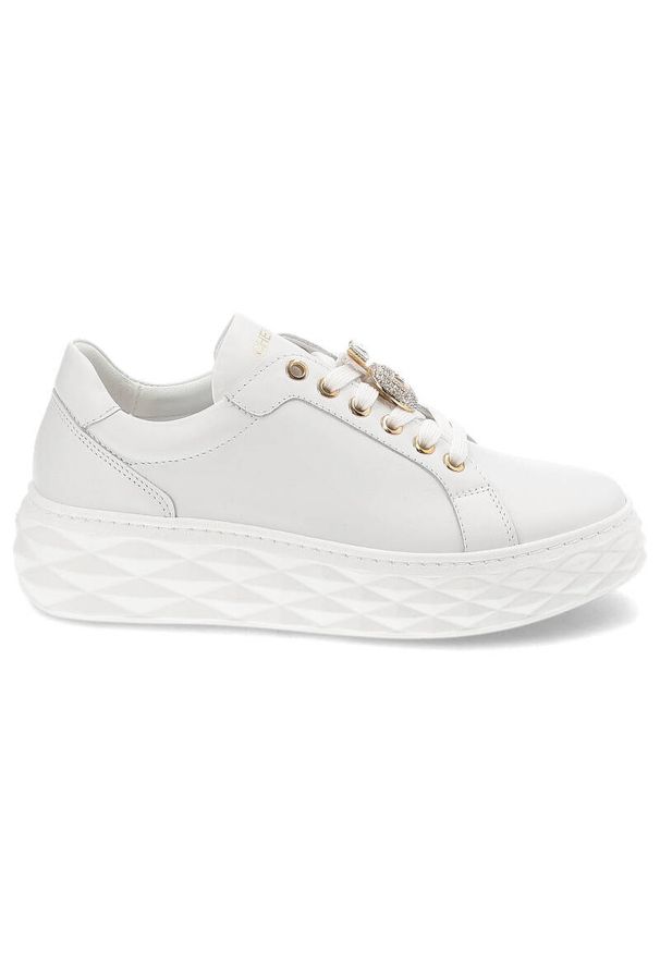 CheBello - Białe Sneakersy Chebello Modne Obuwie Damskie. Kolor: biały. Materiał: jeans. Wzór: aplikacja, napisy