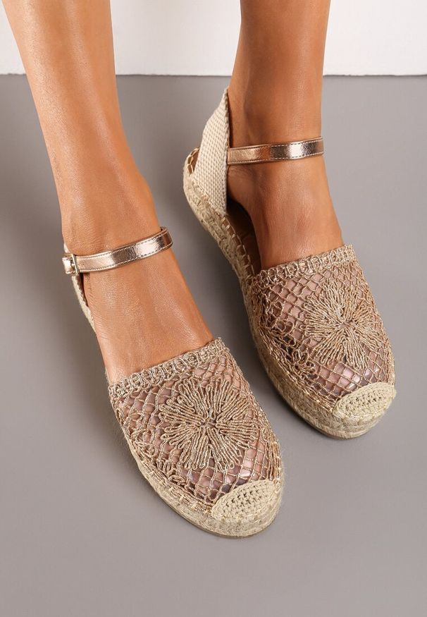 Renee - Szampańskie Espadryle na Niskiej Platformie Zapinane wokół Kostki z Plecionką Asanipia. Kolor: złoty. Sezon: lato. Obcas: na platformie. Styl: elegancki