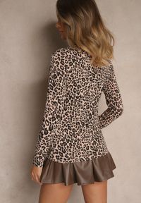 Renee - Czarno-Beżowa Bawełniana Bluzka Typu Longsleeve z Golfem w Panterkę Falarine. Okazja: na co dzień. Typ kołnierza: golf. Kolor: czarny. Materiał: bawełna. Długość rękawa: długi rękaw. Wzór: motyw zwierzęcy. Styl: klasyczny, casual #4