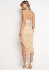 Born2be - Beżowa Sukienka Midi Dopasowana z Siateczki Ozdobiona Marszczeniami Caelith. Kolor: beżowy. Materiał: materiał. Wzór: aplikacja. Długość: midi #7