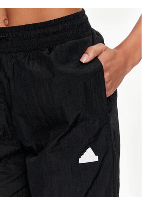 Adidas - adidas Spodnie dresowe City Escape IQ4826 Czarny Loose Fit. Kolor: czarny. Materiał: syntetyk