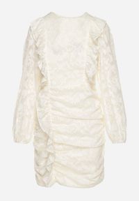 Born2be - Jasnobeżowa Koronkowa Sukienka z Marszczeniem i Falbankami z Półprzezroczystymi Rękawami Zialda. Okazja: na co dzień, na spotkanie biznesowe. Typ kołnierza: kołnierz z falbankami. Kolor: beżowy. Materiał: koronka. Typ sukienki: proste. Styl: biznesowy, klasyczny, casual, elegancki #6