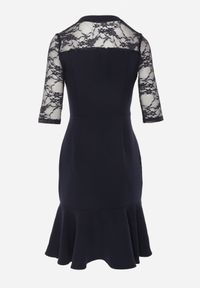Renee - Granatowa Sukienka VICES o Taliowanym Kroju z Rękawami z Koronki Metirei. Kolor: niebieski. Materiał: koronka. Wzór: koronka. Styl: elegancki #3