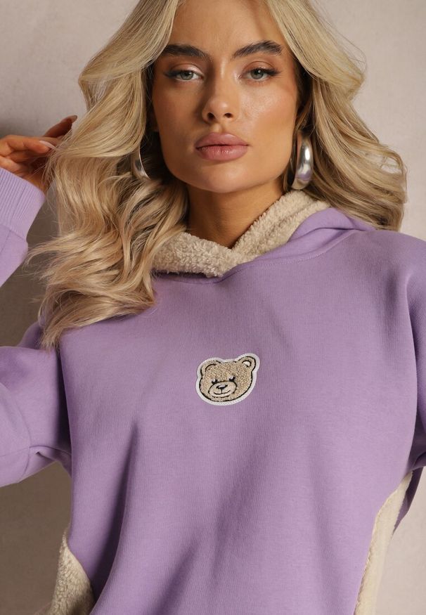 Renee - Jasnofioletowa Bluza z Bawełny z Ozdobną Naszywką z Misiem i Polarowym Kapturem Hecatia. Typ kołnierza: kaptur. Kolor: fioletowy. Materiał: bawełna, polar. Wzór: aplikacja