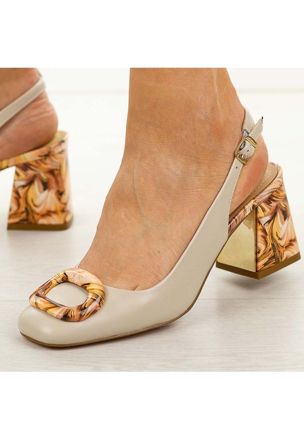Beżowe skórzane sandały damskie DiA 2010. Okazja: na wesele, na ślub cywilny. Kolor: beżowy. Szerokość cholewki: normalna. Wzór: kolorowy, aplikacja. Materiał: skóra. Sezon: wiosna, lato. Obcas: na obcasie. Styl: klasyczny, elegancki. Wysokość obcasa: średni