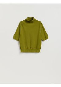 Reserved - Sweter z golfem - oliwkowy. Typ kołnierza: golf. Kolor: oliwkowy. Materiał: wiskoza, dzianina. Styl: klasyczny