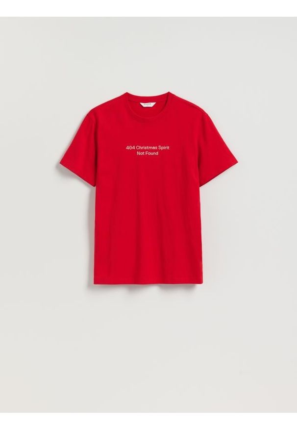 Reserved - T-shirt regular ze świątecznym nadrukiem - intenstywna czerwień. Kolor: czerwony. Materiał: dzianina, bawełna. Wzór: nadruk. Styl: wizytowy