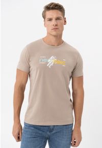 Volcano - Bawełniany t-shirt T-NECOS. Kolekcja: plus size. Materiał: bawełna. Długość rękawa: krótki rękaw. Długość: krótkie. Wzór: nadruk, napisy. Sezon: lato. Styl: klasyczny #1