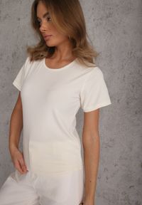 Renee - Jasnobeżowy T-shirt Basic z Okrągłym Dekoltem Dolea. Okazja: na co dzień. Kolor: beżowy. Materiał: jeans. Długość: krótkie. Wzór: gładki. Styl: casual #2