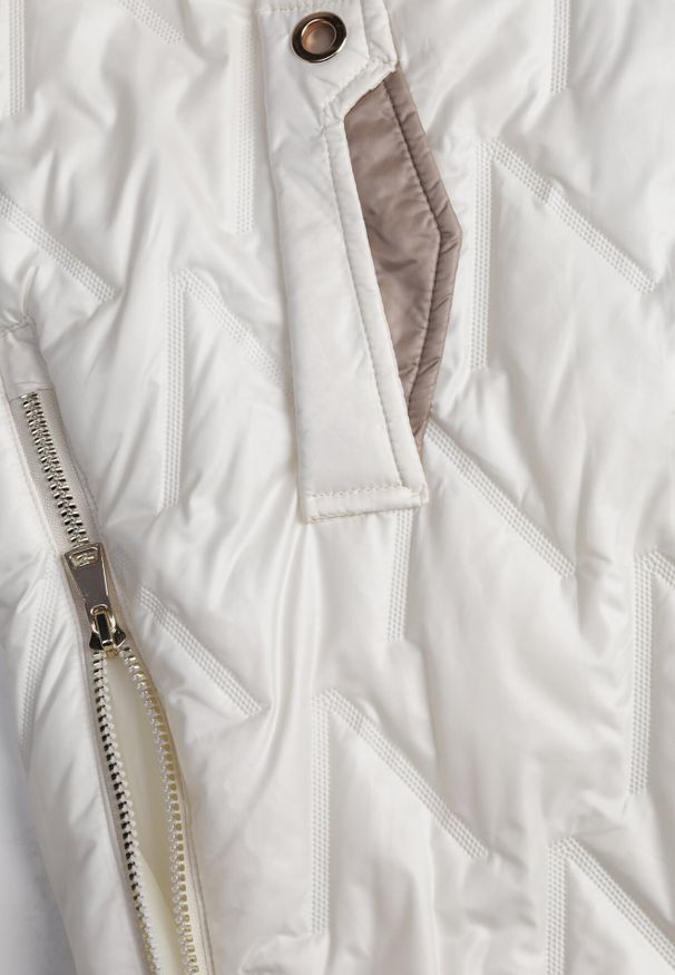 Born2be - Biała Pikowana Kamizelka o Długim Kroju z Nieodpinanym Kapturem w Romby Dephice. Okazja: na co dzień. Typ kołnierza: kaptur. Kolor: biały. Materiał: materiał, jeans. Długość: długie. Styl: elegancki, casual