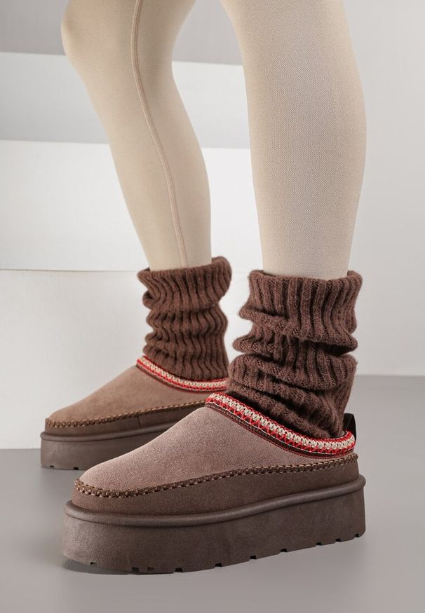 Born2be - Ciemnobrązowe Śniegowce Ocieplone na Platformie z Ozdobnym Wyszywaniem Reitenna. Okazja: na co dzień. Kolor: brązowy. Materiał: jeans. Obcas: na platformie. Styl: elegancki, casual, klasyczny