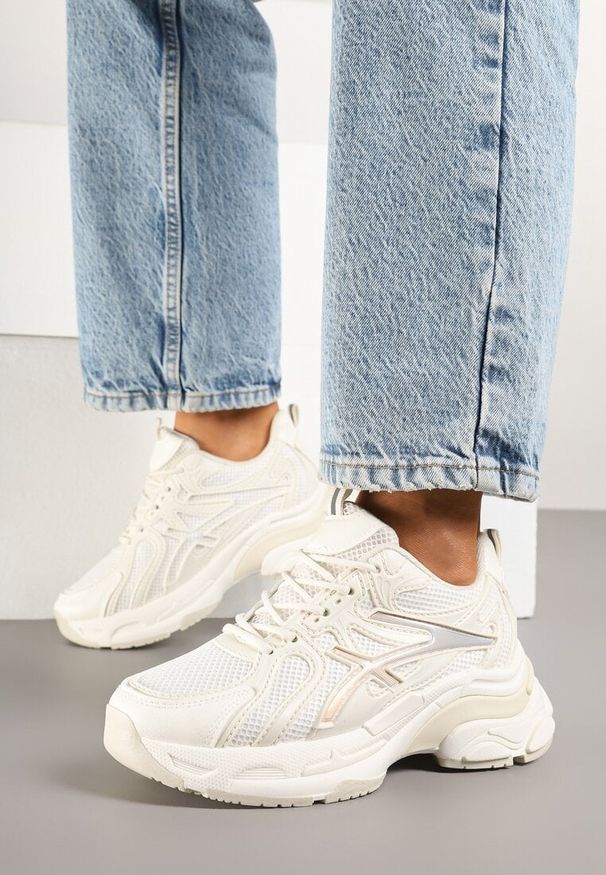 Renee - Beżowe Sneakersy z Ozdobnymi Paskami Xerraza. Okazja: na co dzień. Zapięcie: pasek. Kolor: beżowy. Materiał: jeans. Wzór: aplikacja