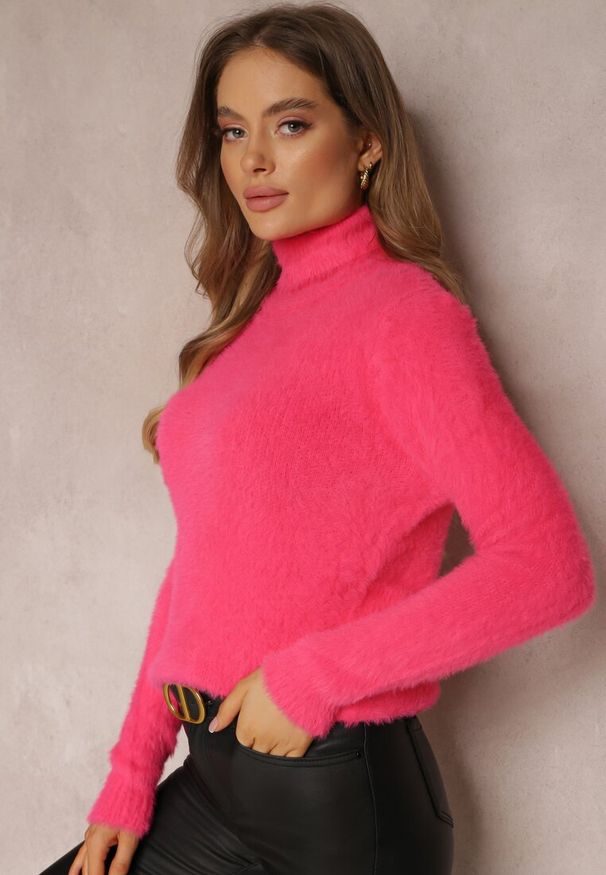 Renee - Różowy Golf Wełniany Cheki. Typ kołnierza: golf. Kolor: różowy. Materiał: wełna. Długość rękawa: długi rękaw. Długość: długie