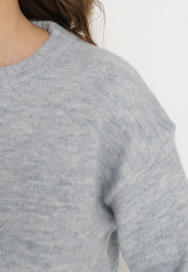 Born2be - Jasnoniebieski Sweter o Klasycznym Fasonie z Wełną Avartissa. Kolor: niebieski. Materiał: wełna. Sezon: zima. Styl: klasyczny