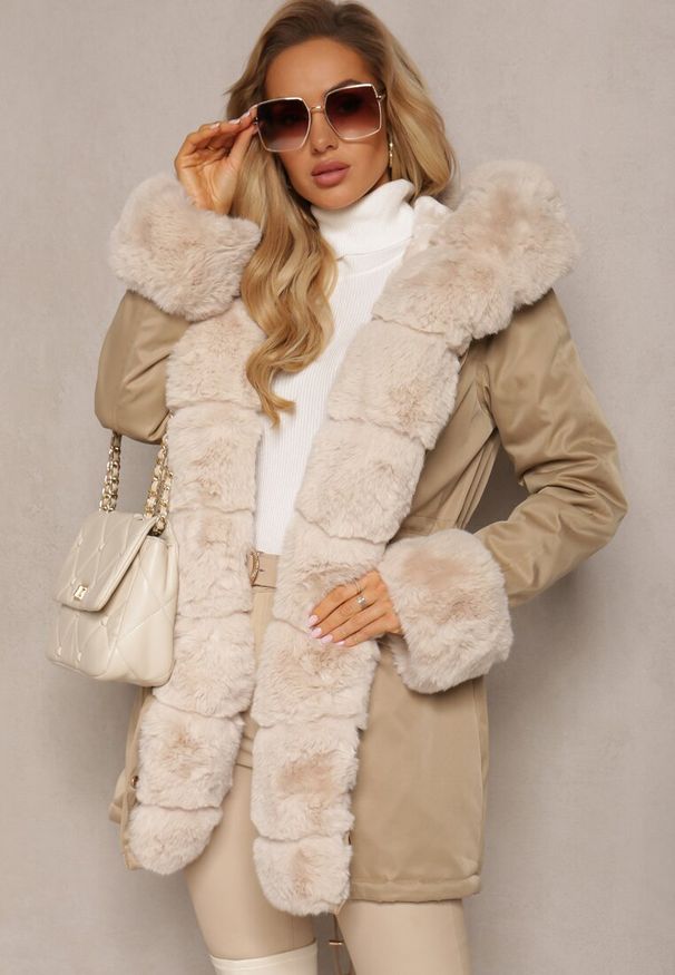 Renee - Beżowa Kurtka Parka z Paskiem w Talii i Kapturem z Futerkiem Hizontia. Okazja: na spacer. Typ kołnierza: golf. Kolor: beżowy. Materiał: futro