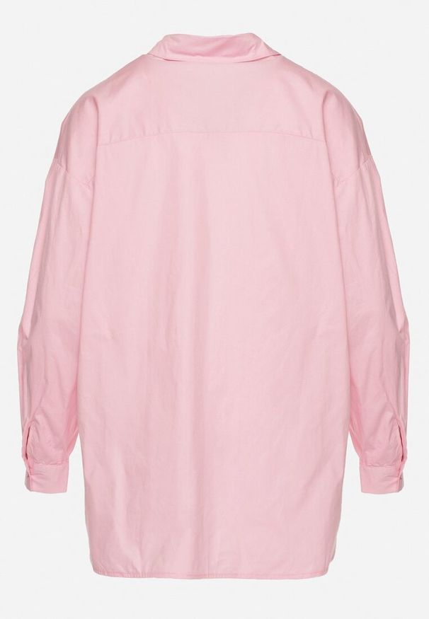 Born2be - Różowa Bawełniana Koszula o Kroju Oversize Zdobiona Ażurowymi Wstawkami Vovelle. Okazja: na co dzień. Typ kołnierza: kołnierzyk klasyczny. Kolor: różowy. Materiał: bawełna. Długość rękawa: długi rękaw. Długość: długie. Wzór: ażurowy, aplikacja. Styl: casual, klasyczny, elegancki