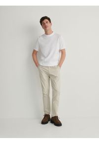 Reserved - Spodnie chino regular - beżowy. Kolor: beżowy. Materiał: bawełna #1