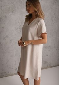 Renee - Beżowa Wiskozowa Sukienka Pudełkowa z Dekoltem w Serek Noludig. Typ kołnierza: dekolt w serek. Kolekcja: plus size. Kolor: beżowy. Materiał: wiskoza. Typ sukienki: dla puszystych #2