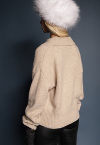 Renee - Beżowy Krótki Sweter z Trójkątnym Dekoltem Ozdobiony Kołnierzykiem Savalin. Okazja: na co dzień. Kolor: beżowy. Materiał: bawełna, jeans, skóra. Długość: krótkie. Wzór: aplikacja. Styl: elegancki, casual #5