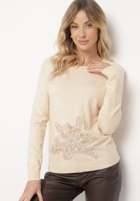 Born2be - Beżowy Sweter Ozdobiony Cekinami Koralikami i Cyrkoniami w Kształcie Kwiatka Romiella. Okazja: na co dzień. Kolor: beżowy. Materiał: jeans. Wzór: aplikacja, kwiaty. Styl: klasyczny, casual, elegancki #7