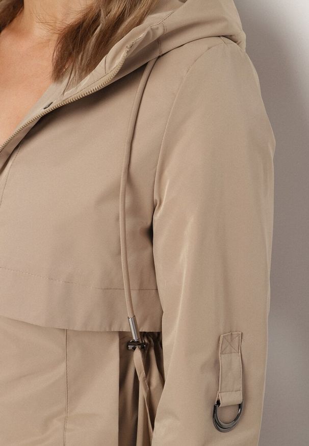 Born2be - Ciemnobeżowa Klasyczna Kurtka Parka z Kapturem i Ściągaczem w Talii Tulasira. Okazja: na co dzień. Typ kołnierza: kaptur. Kolor: beżowy. Materiał: jeans. Styl: klasyczny