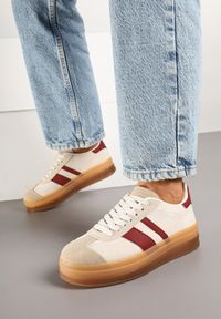 Renee - Beżowo-Bordowe Sneakersy na Płaskiej Podeszwie z Ozdobnymi Paskami Velali. Okazja: na co dzień. Zapięcie: pasek. Kolor: beżowy. Materiał: jeans. Wzór: paski. Obcas: na płaskiej podeszwie